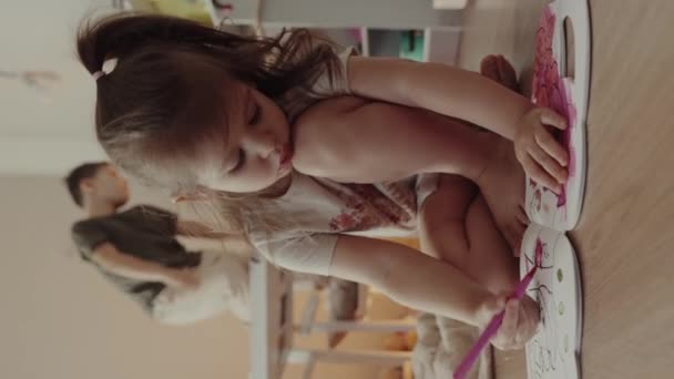 Aranyos Kislány Rajzol Miközben Padlón Nappaliban Kreatív Színező Kép — Stock videók