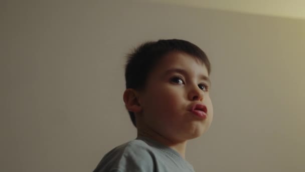 Mały Chłopiec Śpiewa Gestykuluje Podczas Zabawy Sam Domu Dzieciństwo — Wideo stockowe