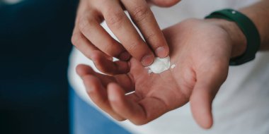 Adam eve krem sürüyor, yakın plan.