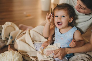 Kızının el yapımı örgü ördüğünü öğrenen bir kadın. El yapımı el işi projesi. Nakış konsepti. İğneyi vur.