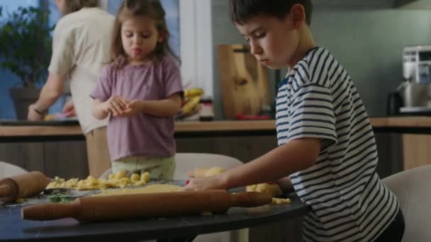 Duas Crianças Fazendo Biscoitos Cozinha Com Mãe Que Ajuda Conceito — Vídeo de Stock