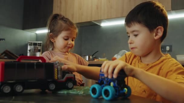 Lindo Dulce Niño Disfrutando Juego Con Vehículos Plástico Para Infancia — Vídeo de stock