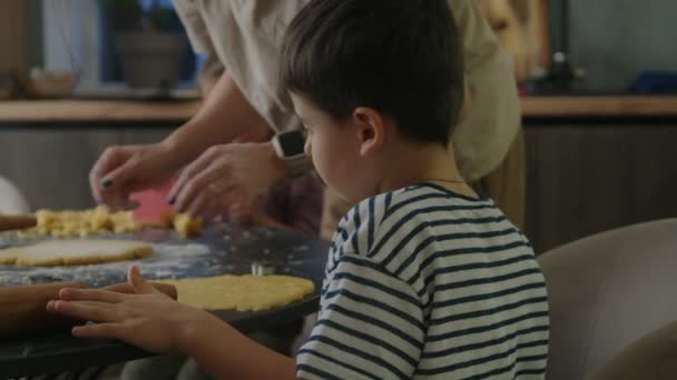 Bambino Figlio Piccolo Con Madre Sorella Che Cucinano Biscotti Divertono — Video Stock