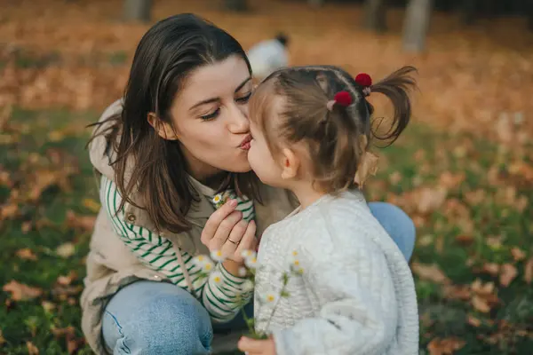 Mãe Beijando Uma Pequena Filha Bonita Andando Pelo Parque Outono — Fotografia de Stock
