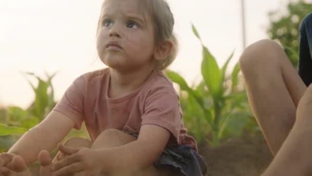 Dwoje Dzieci Siedzących Boso Ogrodzie Bawiących Się Czekając Ich Rodzice — Wideo stockowe