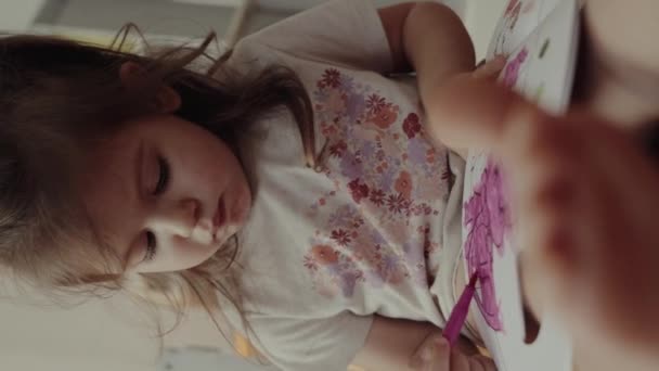 Сосредоточенная Девочка Рисует Рисунок Розовым Фломастером Детской Раскраске Веселый Ребенок — стоковое видео