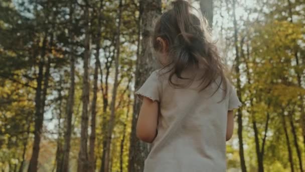 Kaukasisches Mädchen Das Sommer Öffentlichen Park Spazieren Geht Kind Glücklich — Stockvideo