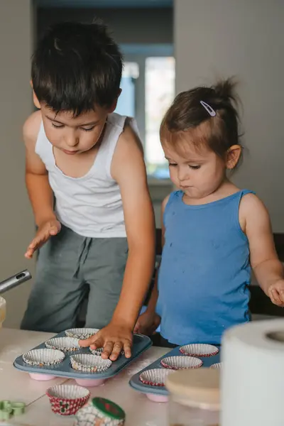Küçük Çocuk Evdeki Mutfakta Kek Pişirmek Için Formları Dikkatlice Düzenliyor — Stok fotoğraf