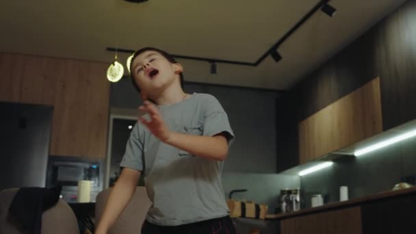 Щасливий Маленький Хлопчик Танцює Вдома Проводячи Дозвілля Вітальні Чарівний Хлопчик — стокове відео