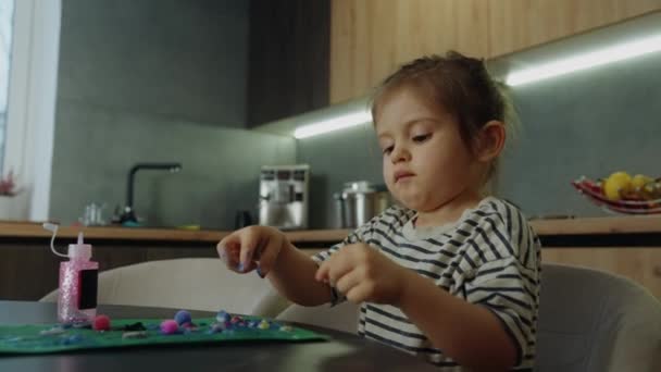 Hermosa Niña Divirtiéndose Haciendo Proyecto Artesanía Usando Papel Colorido Pegamento — Vídeos de Stock