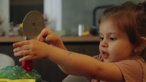 小さな女の子は遊ぶためにさまざまな器具を使用しています 子供のための工芸品 子どもたちの創造性のプロジェクト ハンドクラフトワーク — ストック動画