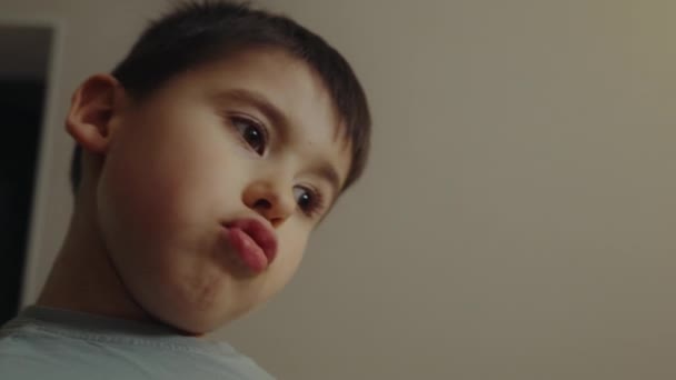 Söt Rolig Liten Pojke Leker Samtidigt Gestikulera Och Prata Nya — Stockvideo