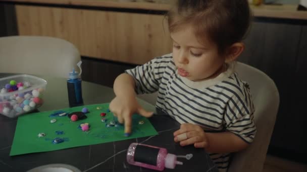 Маленькая Девочка Творчески Делает Бумагу Используя Синий Клей Поддерживаю Творчество — стоковое видео