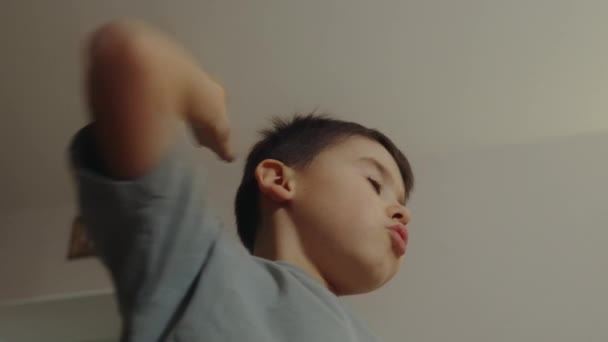 Маленький Мальчик Поднятыми Руками Жестикулирующий Играющий Воображаемую Игру Играть Игру — стоковое видео