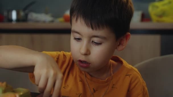 Милый Кавказский Мальчик Играющий Кинетическим Песком Автомобильными Игрушками Один Дома — стоковое видео
