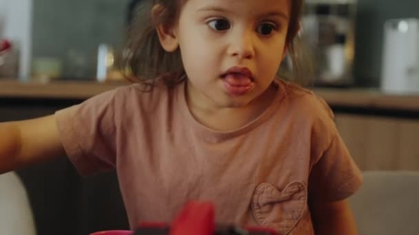 Ett Litet Listigt Kaukasiska Barn Som Leker Färgglada Leksaker Hemma — Stockvideo