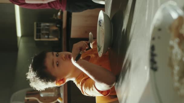 Jeune Homme Shirt Décontracté Petit Déjeuner Dans Bol Assis Table — Video