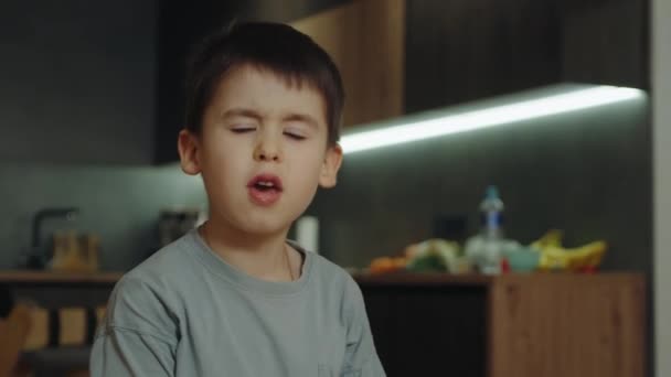 Niedlicher Kleiner Junge Spielt Allein Gestikulierend Mit Seinen Händen Steht — Stockvideo