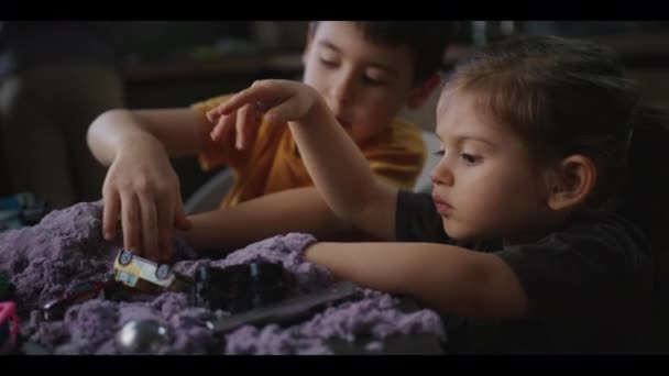 Nettes Geschwisterchen Das Hause Mit Kinetischem Sand Spielt Feinmotorische Entwicklung — Stockvideo