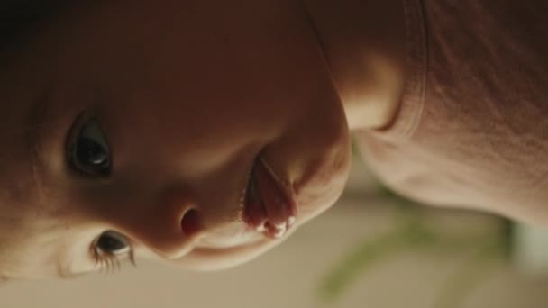 Widok Bliska Niemowlę Dziewczynka Żywiące Się Plamą Żywności Brudnych Ust — Wideo stockowe