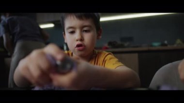 Küçük çocuk masada mor kinetik kumla oynuyor, yakın plan. Kaliteli motor becerilerin gelişimi. Eğitim Oyunları.