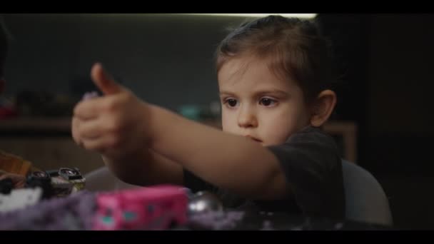 Mała Dziewczynka Maluch Bawi Się Kolorowym Kinetycznym Piaskiem Stole Pokoju — Wideo stockowe