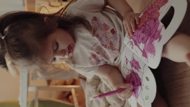Nettes Kleines Mädchen Zeichnet Mit Rosa Bunten Kugelschreibern Während Hause — Stockvideo