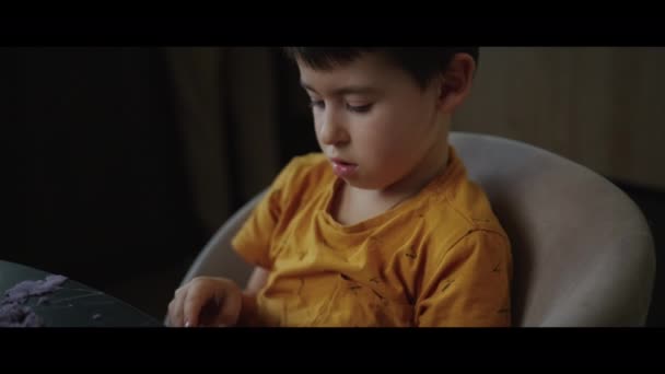 Веселый Маленький Мальчик Оранжевой Футболке Играет Кинетическим Песком Образовательные Детские — стоковое видео