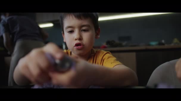 テーブルで紫色の運動性の砂で遊んでいる小さな子供の少年 クローズアップ 優れたモータースキルの開発 コンピュータゲーム — ストック動画