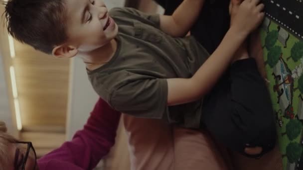 Liten Småbarn Pojke Leker Med Mormor Med Bilar Väg Tema — Stockvideo