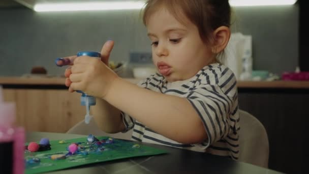 かわいい小さな幼い子供は 自宅で芸術や工芸品を楽しんでいます 児童アートプロジェクト 幼児の早期発達 子供のコンセプトのためのクリエイティブプレイ — ストック動画