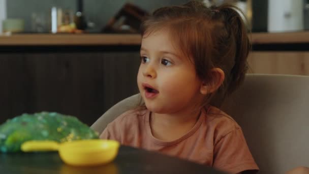 可爱的女婴玩绿色粘粘黏液 幼儿的休闲活动 孩子发展感官和创造性技能 — 图库视频影像