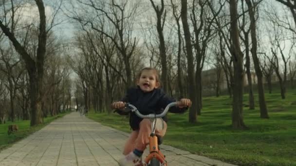 Menina Feliz Saindo Sua Bicicleta Olhando Torno Belo Parque Onde — Vídeo de Stock