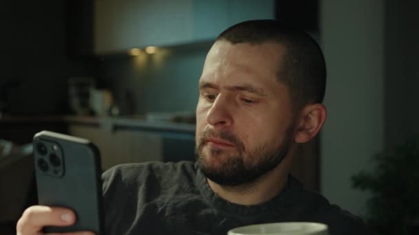 Zblízka Pohled Bruneta Muž Pije Kávu Pomocí Smartphonu Při Snídani — Stock video