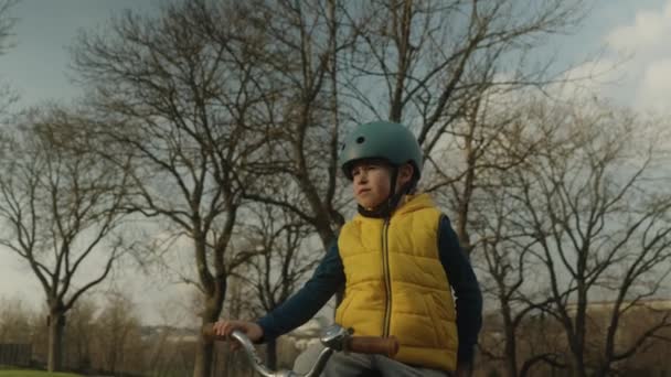 Sonbahar Parkında Kasklı Beyaz Bir Çocuk Bisiklete Biniyor Bisiklet Süren — Stok video