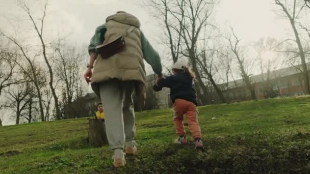 Dwójka Małych Dzieci Ich Matka Zwiedzają Jesienny Park Podziwiając Różnorodne — Wideo stockowe