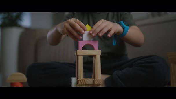自宅でコンストラクターの木製ブロックビルで遊んでいる少年 クリエイティブを学ぶ活動 幼稚園や幼稚園のおもちゃ — ストック動画