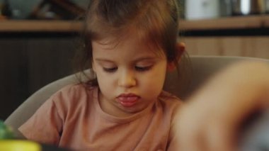 El yapımı balçıkla oynayan bir çocuk. Komik kız ve oğlan. Stres atma.