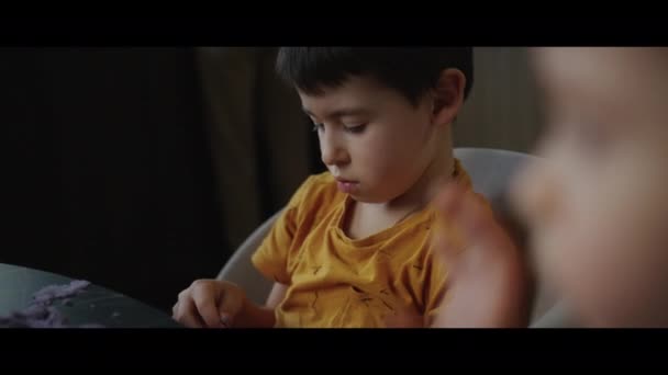 Мальчик Сидит Столом Играет Дома Кинетическим Песком Высокое Качество Видео — стоковое видео