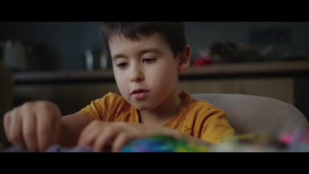 可爱的小男孩在家里玩感官动沙 发展良好的运动技能 早期感官教育 托儿所的手工艺人 — 图库视频影像