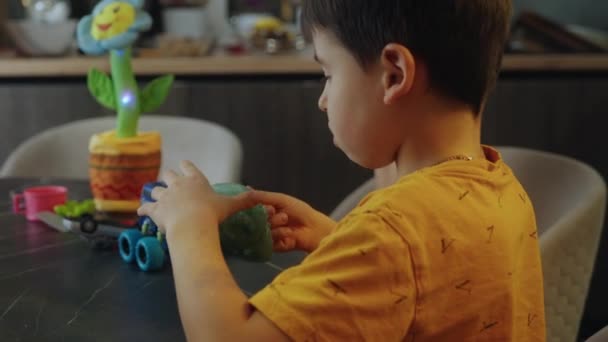 Junge Spielt Mit Grünem Schleim Schleim Kinderhänden Spaß Hause — Stockvideo