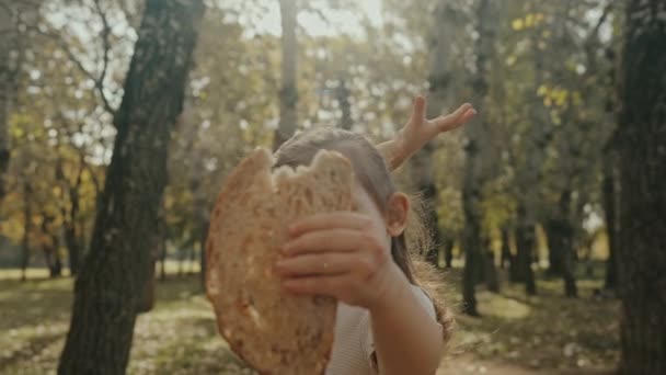 Sevimli Küçük Kız Ördek Yavrularını Doyurmak Için Bir Dilim Ekmek — Stok video