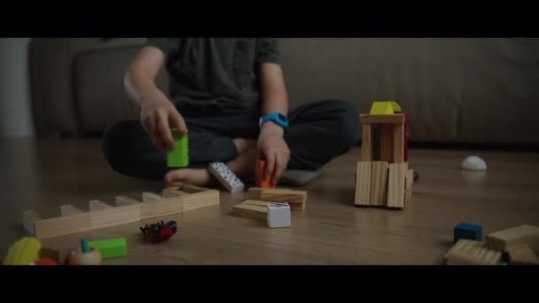 어린이 바닥에 타워를 다채로운 장난감 블록으로 재생합니다 아기와 유아를위한 아이들은 — 비디오