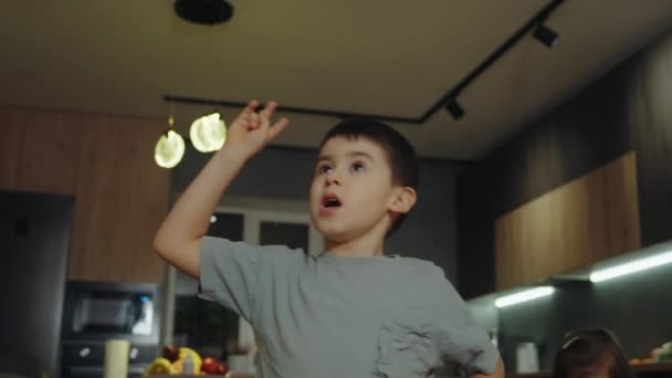 Bedårande Söt Kaukasisk Pojke Klädd Shirt Stående Ensam Hemma Gestikulerar — Stockvideo