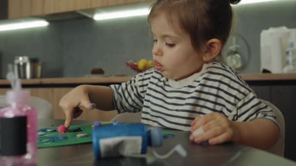 Entzückende Kleine Kaukasische Mädchen Versuchen Die Karte Machen Ihre Eltern — Stockvideo
