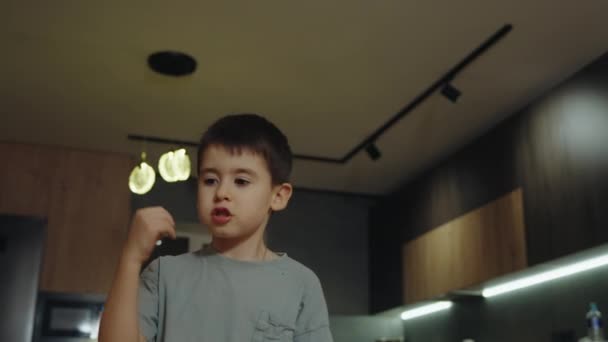 Söt Liten Känslosam Pojke Gestikulerar Vänskap Koncept Lycklig Barndom — Stockvideo