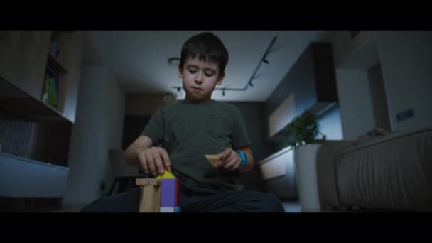 Roztomilý Chlapec Stavět Věž Dřevěné Cihly Materiály Domácím Pokoji Interiéru — Stock video