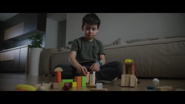 타워와 집에서 기술의 시뮬레이션은 어린이의 활동입니다 — 비디오