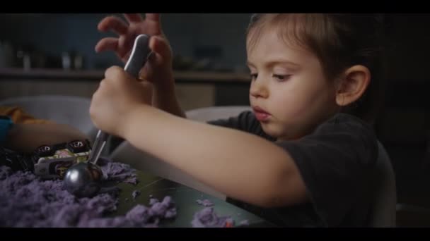 Gyermek Lány Mágikus Kinetikus Homokkal Formázva Aranyos Kislány Kinetikus Homokkal — Stock videók