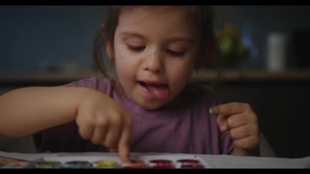Küçük Tatlı Kız Çocuğu Parmakları Suluboya Resimleriyle Resim Yapıyor — Stok video
